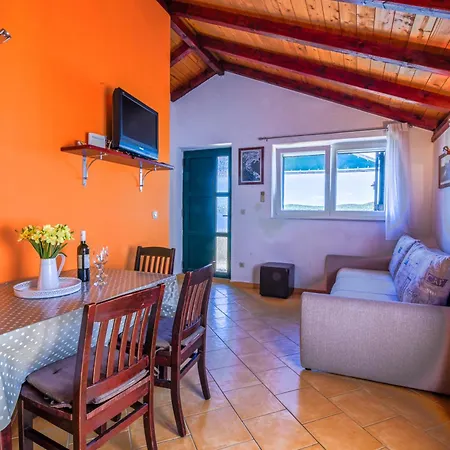 Dora Apartment *