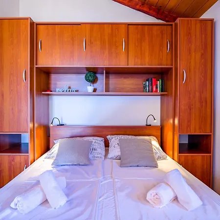 Dora Apartment *