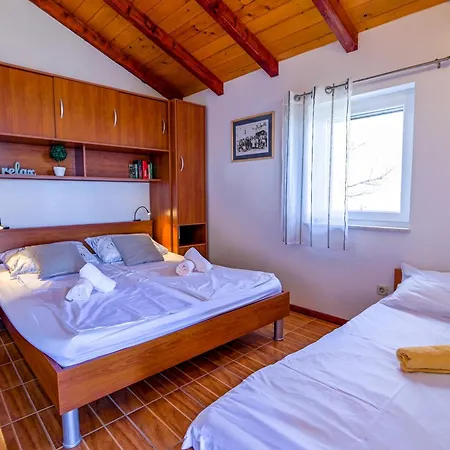Dora * Betina (Sibenik-Knin)