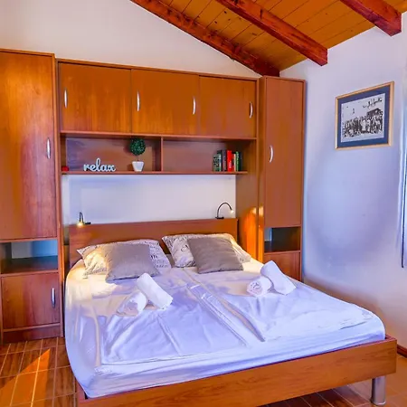 Dora Apartment *